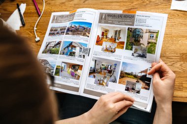 Kadın ajan evleri ve gayrimenkul katalog okuma