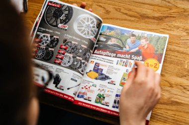 kadın A.T.U Oto-Teile-Unger Almanca okuma otomotiv Hizmetleri