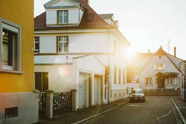 Beau coucher de soleil sur la rue française avec Citroën van stationné — Photo