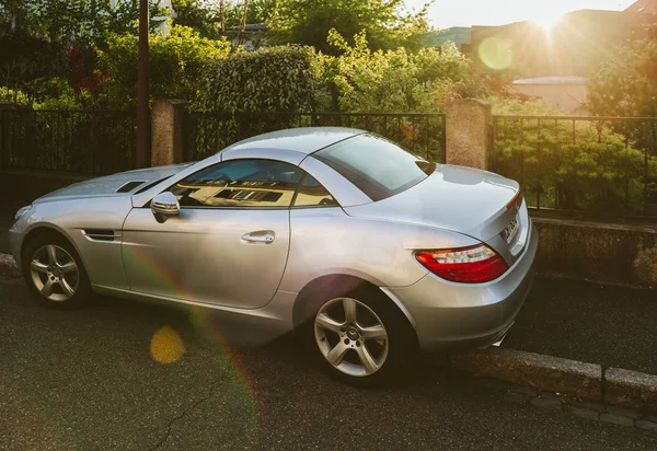 Auf der Straße abgestellter mercedes-benz slk roadster — Stockfoto