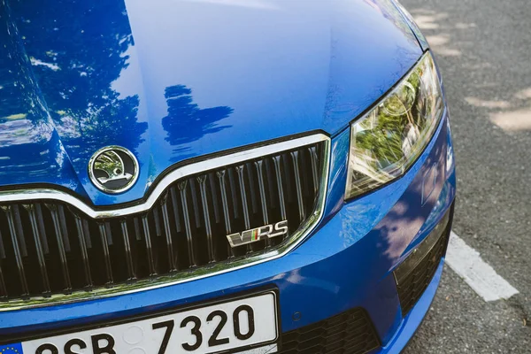 Novo Skoda Octavia VRS esporte carro azul estacionado em Paris — Fotografia de Stock