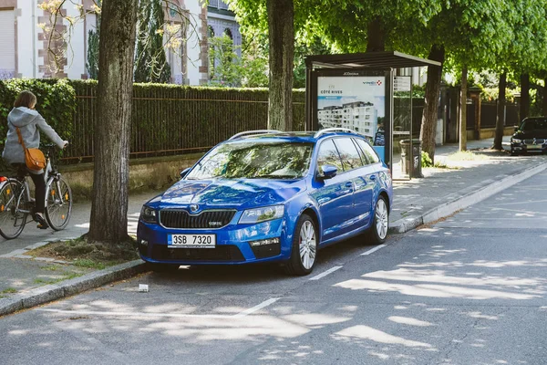 Новая спортивная синяя машина Skoda Octavia VRS припаркована в Париже — стоковое фото
