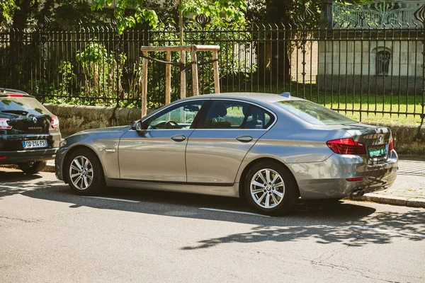 Nouvelle limousine de luxe BMW argent avec plaques diplomatiques — Photo