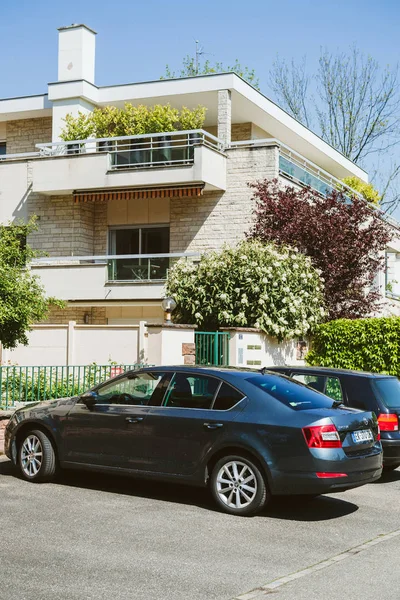 Neue graue Metallic-Luxuslimousine skoda octavia — Stockfoto