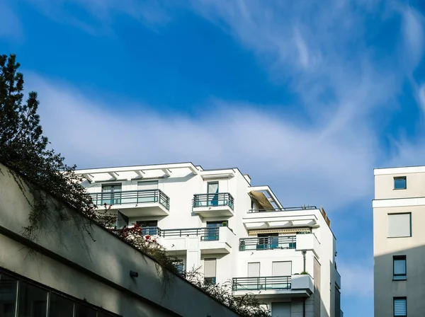 Apartamento edificio de arquitectura casa con azul —  Fotos de Stock