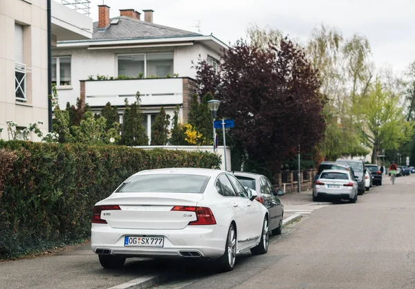 豪华沃尔沃 S90 D4 停在城市 — 图库照片