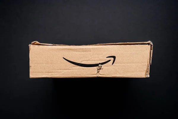 Directamente por encima de la vista de la caja de cartón de Amazon Prime con distintivo logotipo minorista en línea —  Fotos de Stock