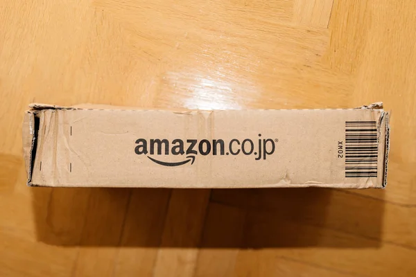 Közvetlenül fenti nézet karton doboz az Amazon Prime különböző online kiskereskedő logóval — Stock Fotó