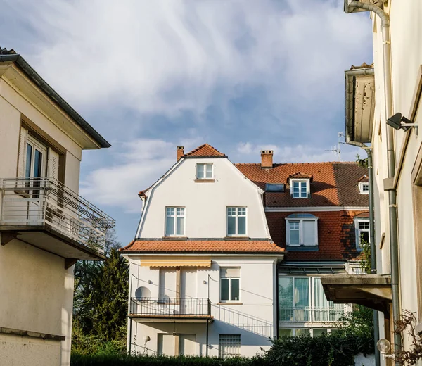 Grande maison immobilière française immeuble par une journée chaude — Photo