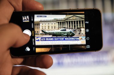 Fotoğrafta iphone smartphone T sırasında Capitol bırakarak Obama