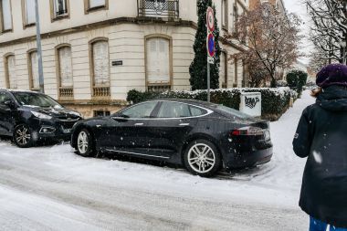 Karlı bir günde bir sokakta park elektrik Tesla Model S araba