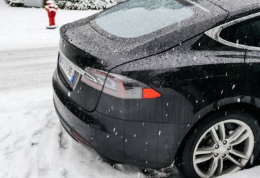 Karlı bir günde bir sokakta park elektrik Tesla Model S araba