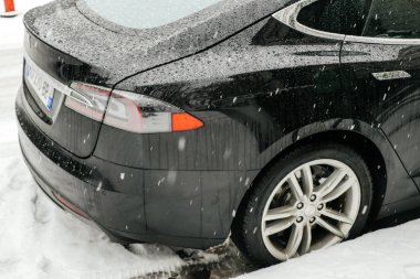 Karlı bir günde bir sokakta park elektrik Tesla Model S araba