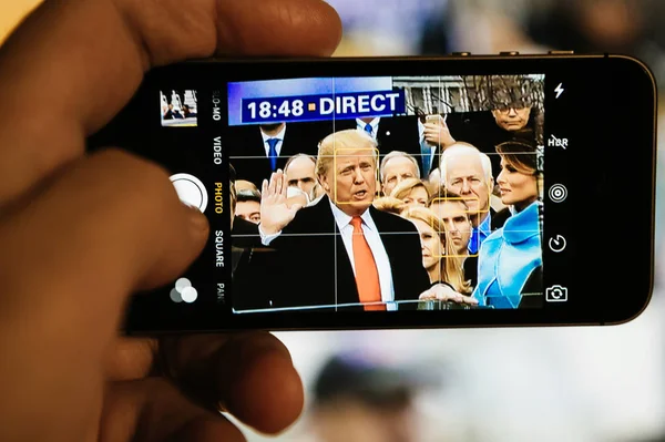 Donald Trump prestando juramento de escritório tirando fotos no iPhone — Fotografia de Stock