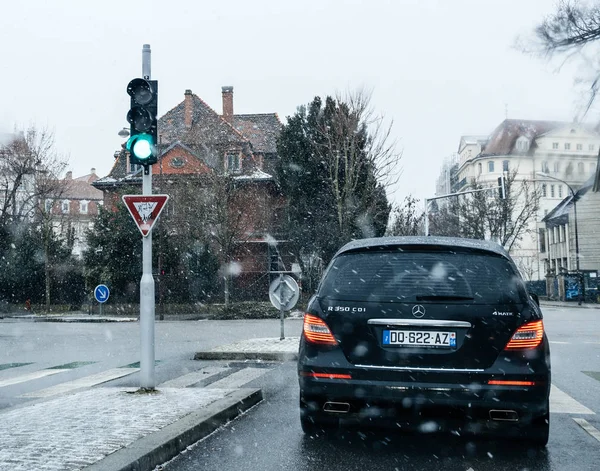 Besneeuwde dag op de weg met de Mercedes-Benz auto rijden — Stockfoto