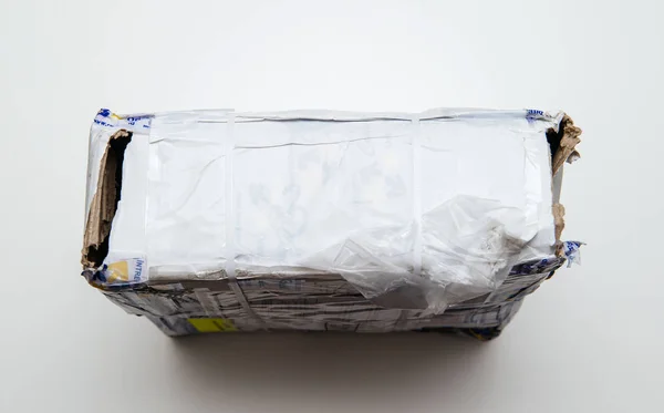 Posta Moldovei Moldovan Post pacco danneggiato con nastro adesivo — Foto Stock