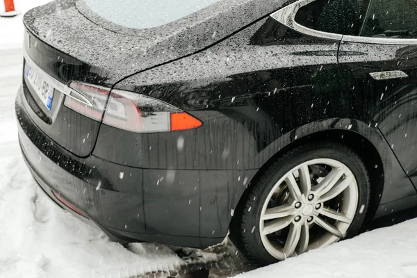 Електричні автомобілів Тесла модель S припаркований на вулиці на сніжний день — стокове фото