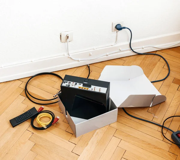 Установка модема провайдера кабельного интернета на деревянный пол в — стоковое фото