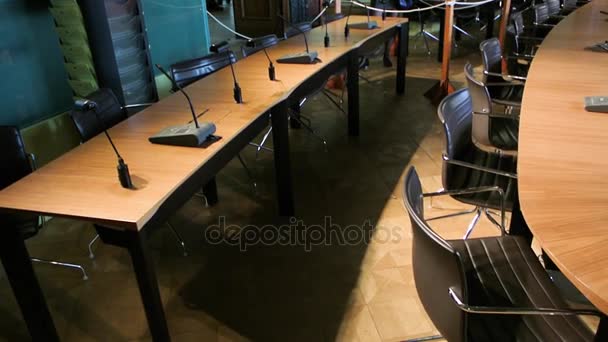 Sala conferenze vuota con microfoni e tavoli e sedili in legno — Video Stock