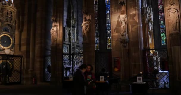 Estrasburgo reloj astronómico dentro de la catedral de Notre-Dame de Estrasburgo, Alsacia, los turistas admirar — Vídeos de Stock
