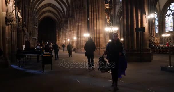 Mensen binnen de Cathedrale Notre-Dame van Straatsburg, Frankrijk — Stockvideo