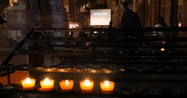 Vela encendida en la iglesia catedral de Estrasburgo Notre-Dame — Vídeos de Stock