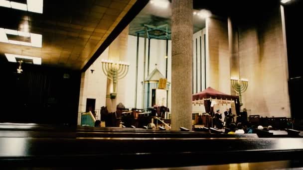 Interior da Grande sinagoga de la Paix com pessoas — Vídeo de Stock