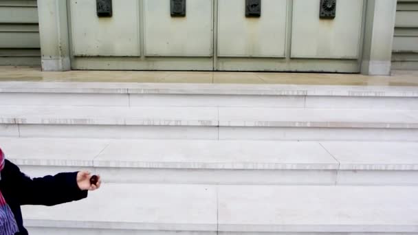 小男孩走在格兰德会堂前和平 — 图库视频影像