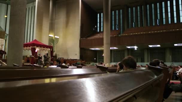 Interieur van Grande synagoge de la Paix met mensen — Stockvideo