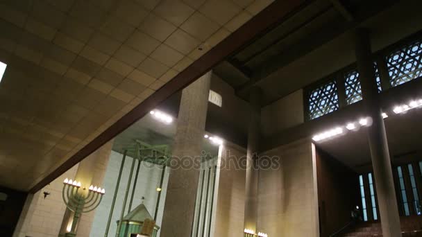 Interieur van Grande synagoge de la Paix met mensen — Stockvideo