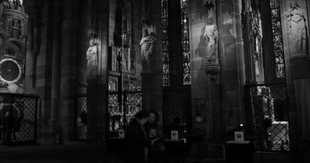 Estrasburgo reloj astronómico dentro de la catedral de Notre-Dame de Estrasburgo, Alsacia, los turistas admirar — Vídeo de stock