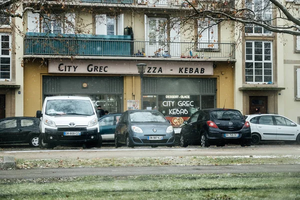 Rua francesa com vista para a cidade Pizza Kebab café grego e c — Fotografia de Stock