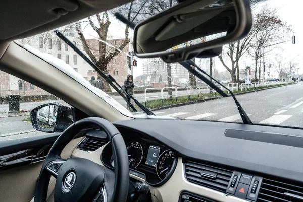 Точки зору водія з всередині автомобіля на вулицях перетину — стокове фото