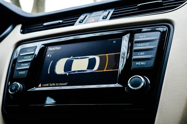 Car display showinng the maneuver of the parking sensors — Stock Photo, Image