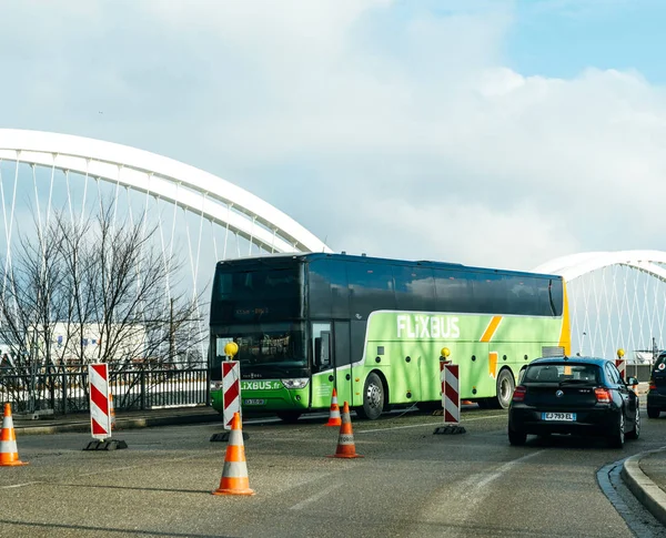 Bus vert Flixbus à la frontière allemande — Photo