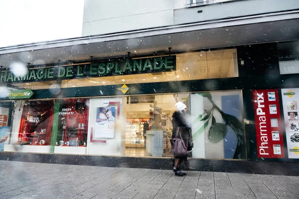 Dia nevado na França com pedestres na rua — Fotografia de Stock