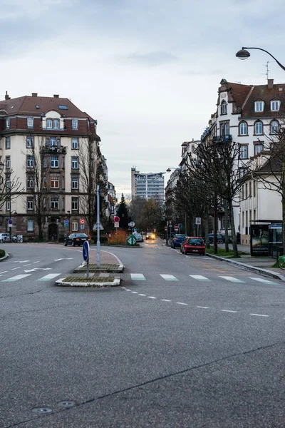 Straßburger Straße bei Einbruch der Dunkelheit mit dem ikonischen Institut für Chemie — Stockfoto