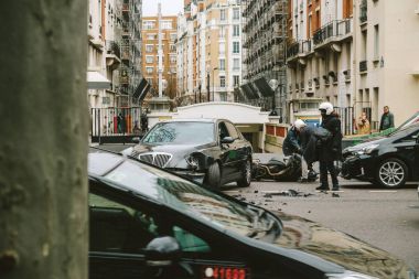 Lüks sedan Lancia Th arasında kaza Paris sokağı: