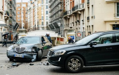 Lüks sedan Lancia Th arasında kaza Paris sokağı: