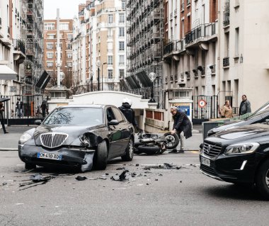 Lüks sedan Lancia Th arasında kaza Paris sokağı: