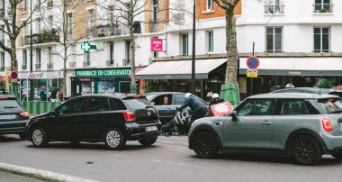 Lüks sedan Lancia Th arasında kaza Paris sokağı: