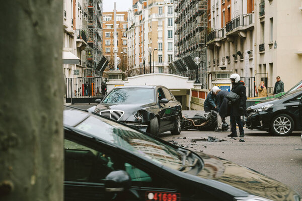 Автомобильная авария на улице Парис между роскошным лимузином Lancia Th

