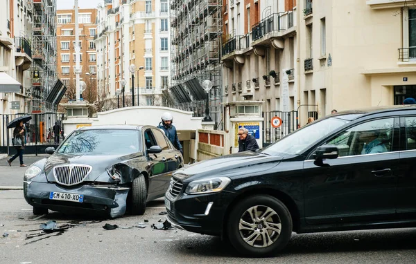 Wypadek samochodowy na paryskiej ulicy między luksusową limuzyną Lancia Th — Zdjęcie stockowe