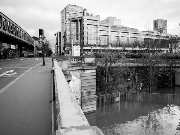 南西部パリ、floodings のグルネル近隣の建物 — ストック写真