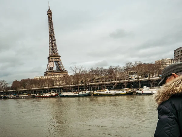 Parisiska fransk man titta på floden översvämningar svullna Seine — Stockfoto