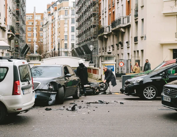 Wypadek samochodowy na paryskiej ulicy między luksusową limuzyną Lancia Th — Zdjęcie stockowe