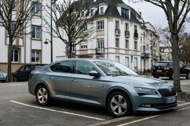 Lüks ışık mavi Skoda Octavia çift araba yan görünüm