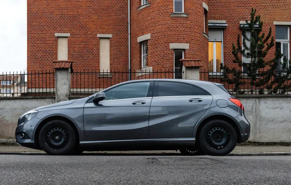 Вид збоку автомобіля Mercedes-Benz ексклюзивних срібло — стокове фото