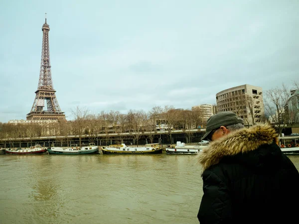 Parisiska fransk man titta på floden översvämningar svullna Seine — Stockfoto