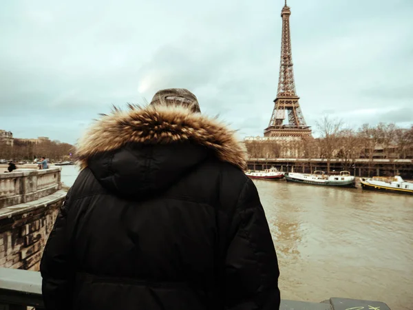 Parisiska fransk man titta på floden översvämningar svullna Seine — Stockfoto